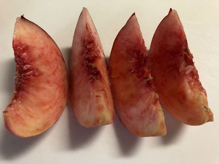 桃は洗って種を取り、一切れずつに切ってから皮を剥きます