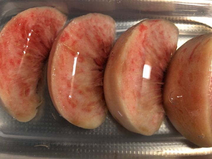 塩水に漬けて、変色を防止します