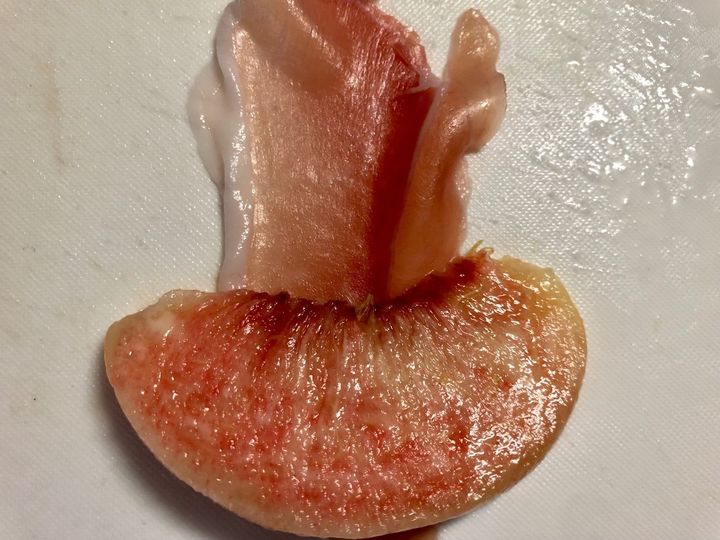 生ハムを半分に切り、生ハムの上に桃を載せてくるっと巻きます