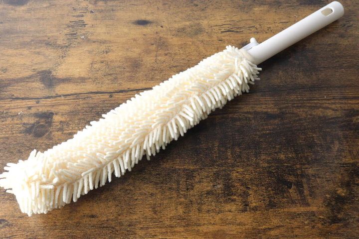 白い柄とクリーム色のモップ部分のハンディモップ