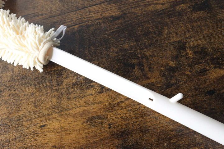 ハンディモップの白い柄とモップ接続部分のアップ