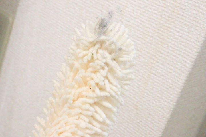ホコリや髪の毛が絡みついたハンディモップの先端