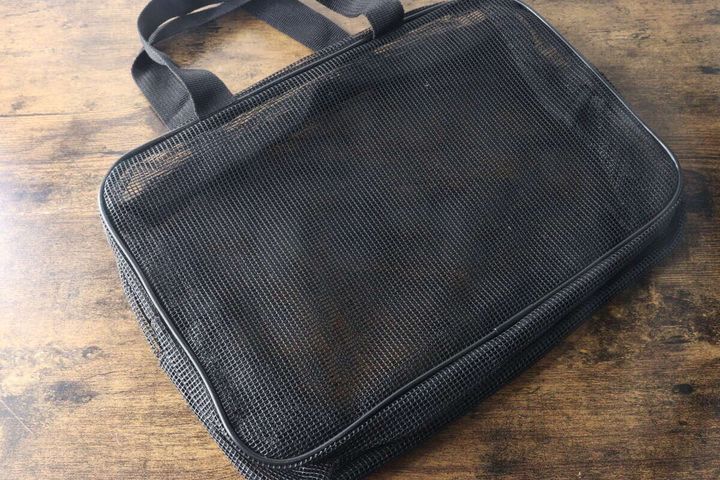 黒いメッシュスパバッグを上から見た俯瞰写真