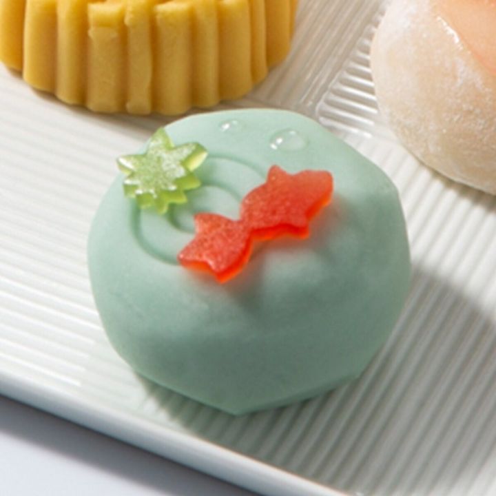 水色の金魚と星の飾りが涼しげなシャトレーゼの和菓子