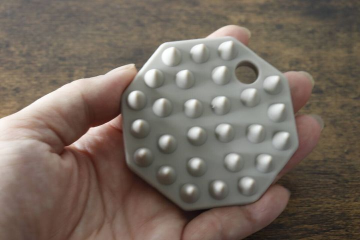 手のひらに乗せた八角形のシリコーンシャンプーブラシ
