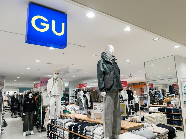 「GU」から発売されている「ビッグカラーブラウス(5分袖)」が、顔まわりを華やかに見せる襟のデザインで人気を集めています。SNSでも反響を呼んでいる同商品の魅力を紹介します。
