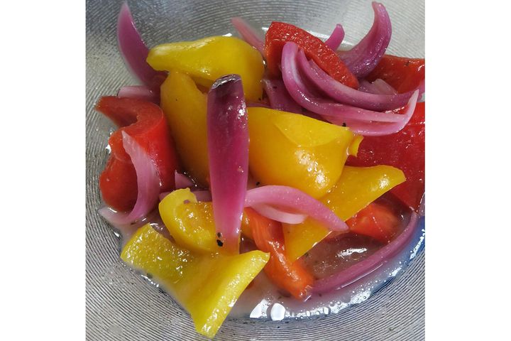 材料を切って、マリネ液に浸けるだけ。生食しやすい紫玉ねぎ（または新玉ねぎ）がおすすめ。