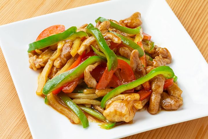 肉とパプリカを組み合わせた彩り豊かな青椒肉絲