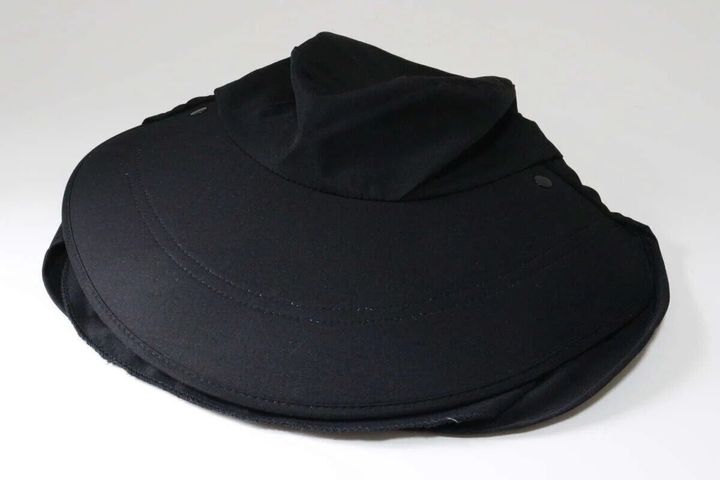 黒いUVカットハットが畳んで置かれている