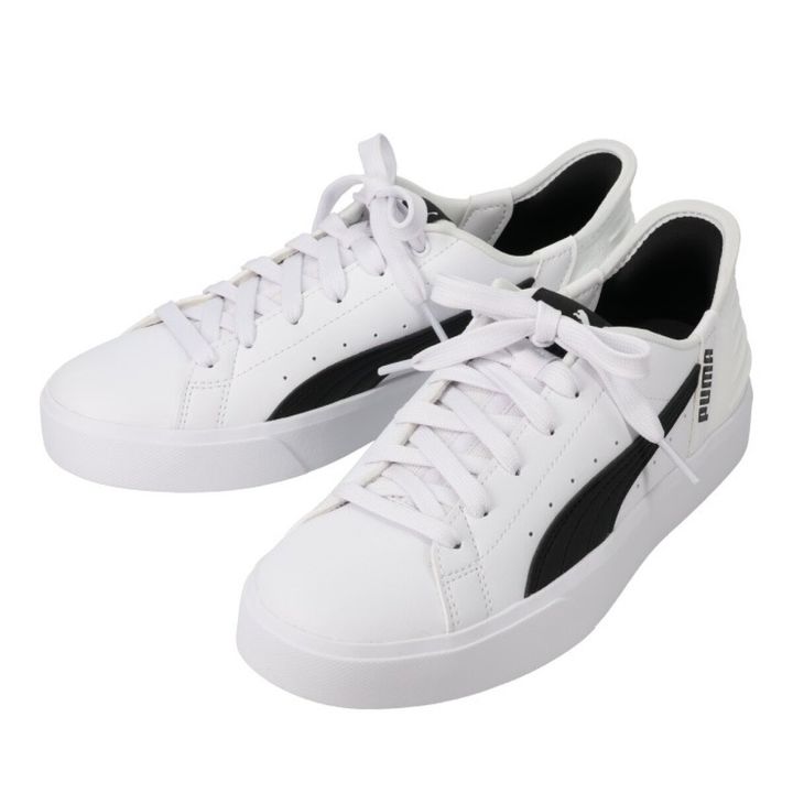 PUMAのロゴが入った白いスニーカー