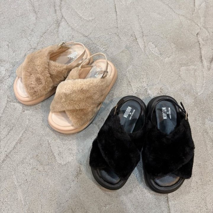 ベージュと黒のファーサンダル