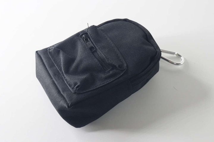 カラビナ付きの黒いミニリュックキーホルダー
