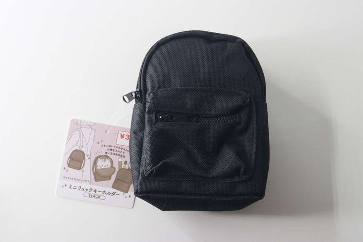 黒いミニリュックキーホルダーと商品タグの俯瞰