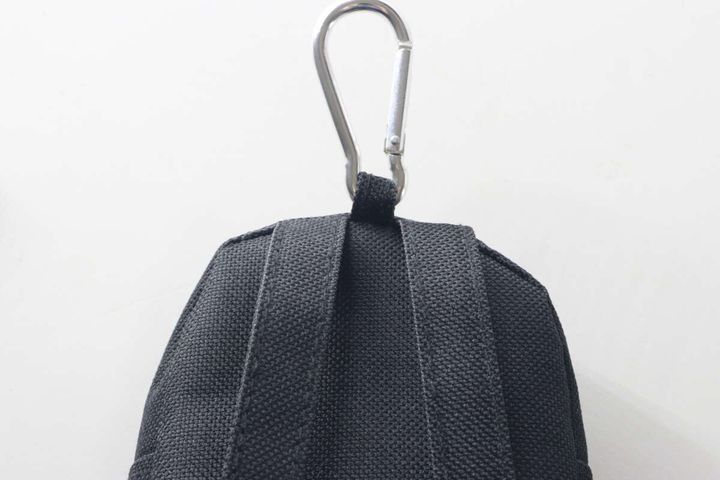 ミニリュックの背面とカラビナフックのアップ