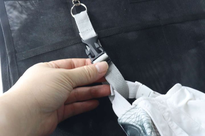 ベルトキーホルダーのバックルを指で外している様子