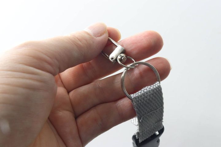指でベルトキーホルダーの金具を開いている様子