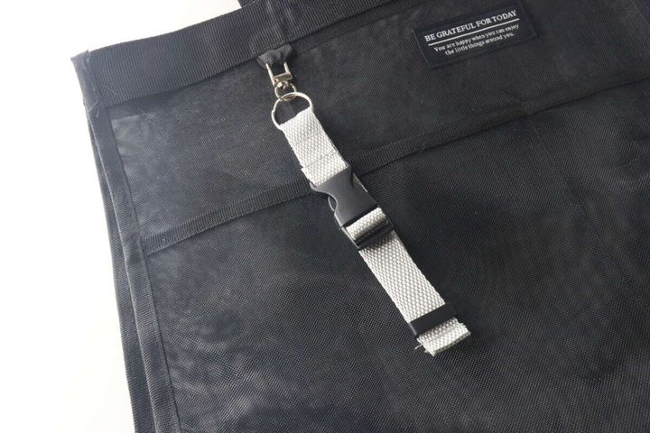 黒いバッグのDカンにベルトキーホルダーを取り付けた状態