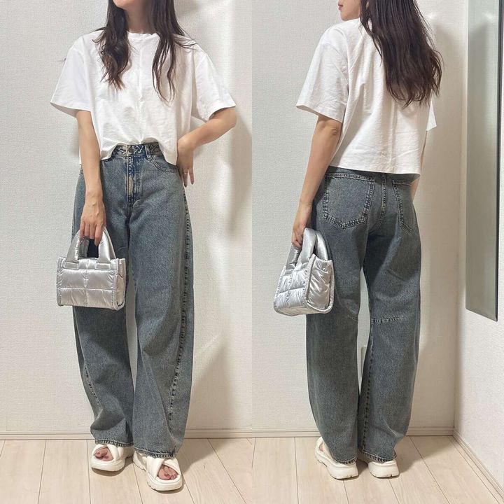 白Tシャツとバレルジーンズを着用した女性の全身
