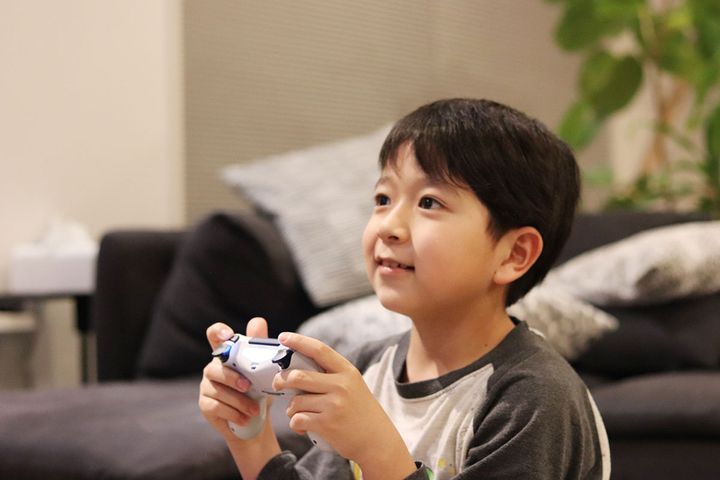 ゲームやタブレットを上手に活用して留守番を乗り切る家庭が多く見られます