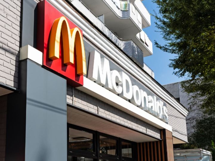 日本マクドナルド公式Xは7月28日に投稿を更新。7月29日から放送する「ミュージックバリュー」の予告シルエット画像を公開し、話題を集めています。（サムネイル画像出典：PIXTAより）