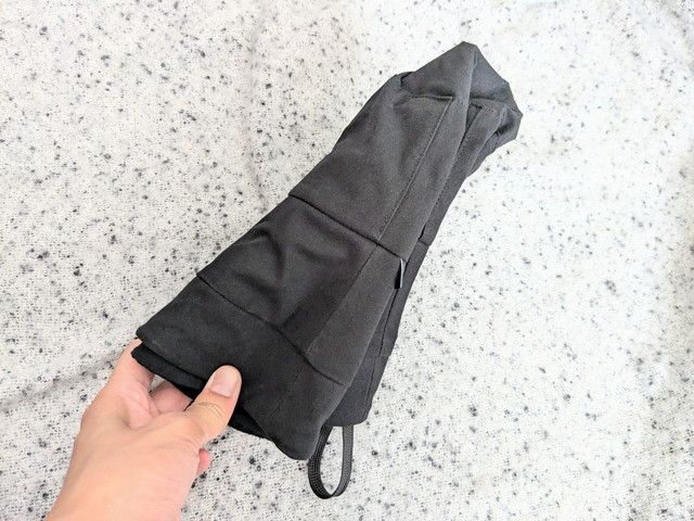 ハットをコンパクトに折りたたんだ状態の写真