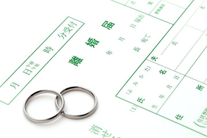 お嬢様生活からの急転直下！！祖父の急死が引き金で家庭崩壊……40歳女性が幼少期に体験した過酷なエピソード