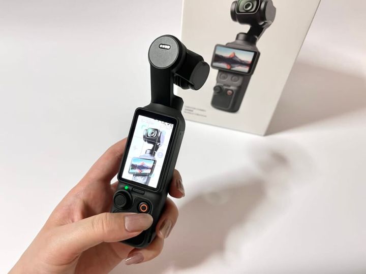 DJI Osmo Pocket 4を手に持っている様子