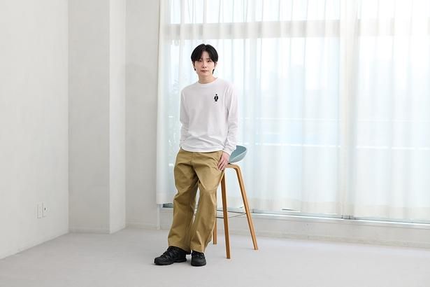 「【公式WEBストアオリジナル】OVERWORKED！ロングスリーブTシャツ 白(刺繍＆バックプリント)」(4620円)