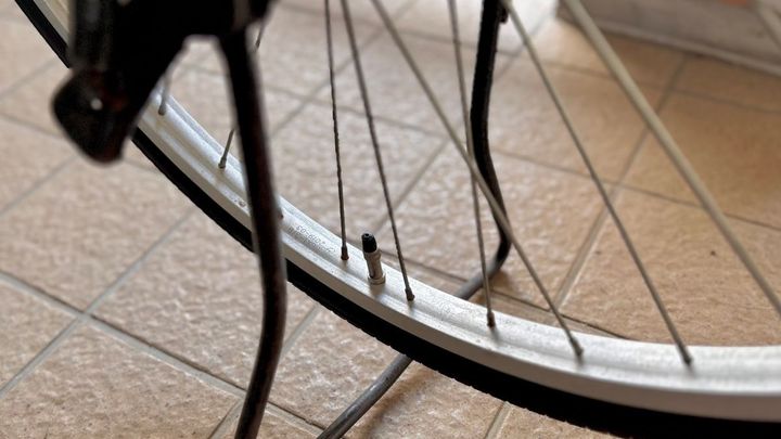 100均で買える「自転車の空気入れ」実際どう？ 入らないって本当？ 足踏み式はある？【ダイソー・セリア・キャンドゥ】