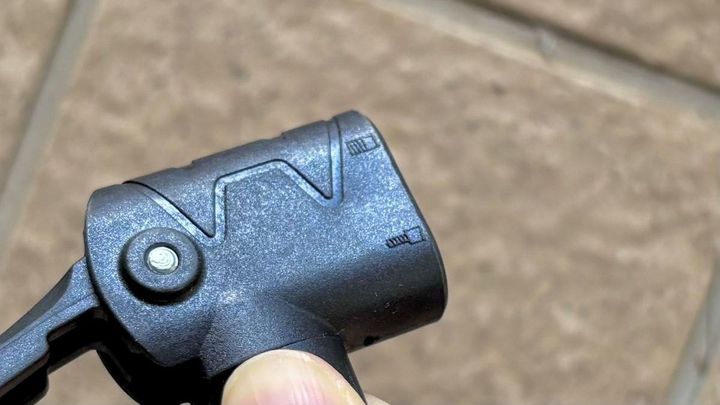 100均で買える「自転車の空気入れ」実際どう？ 入らないって本当？ 足踏み式はある？【ダイソー・セリア・キャンドゥ】