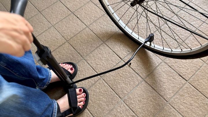 100均で買える「自転車の空気入れ」実際どう？ 入らないって本当？ 足踏み式はある？【ダイソー・セリア・キャンドゥ】