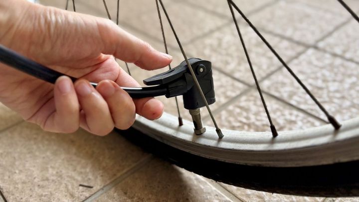 100均で買える「自転車の空気入れ」実際どう？ 入らないって本当？ 足踏み式はある？【ダイソー・セリア・キャンドゥ】