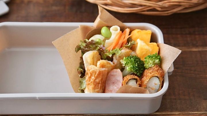 パン弁当。おかずは焼いたパンとちくわチーズ、卵焼き、マカロニ、鶏ささみフライ。中学生女児弁当。