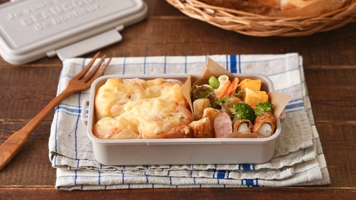 パン弁当。おかずは焼いたパンとちくわチーズ、卵焼き、マカロニ、鶏ささみフライ。中学生女児弁当。