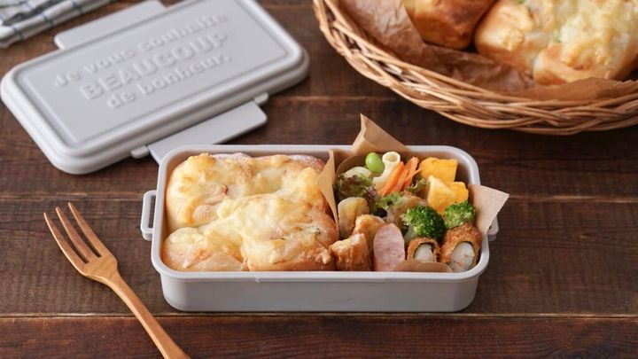 パン弁当。おかずは焼いたパンとちくわチーズ、卵焼き、マカロニ、鶏ささみフライ。中学生女児弁当。