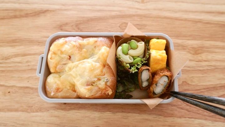 パン弁当。おかずは焼いたパンとちくわチーズ、卵焼き、マカロニ、鶏ささみフライ。中学生女児弁当。