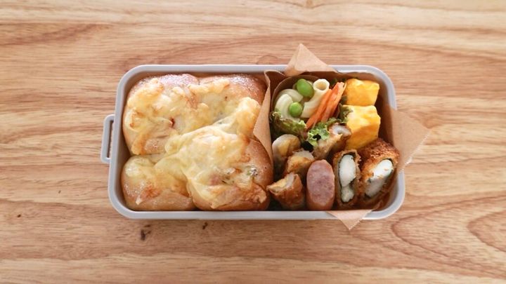 パン弁当。おかずは焼いたパンとちくわチーズ、卵焼き、マカロニ、鶏ささみフライ。中学生女児弁当。
