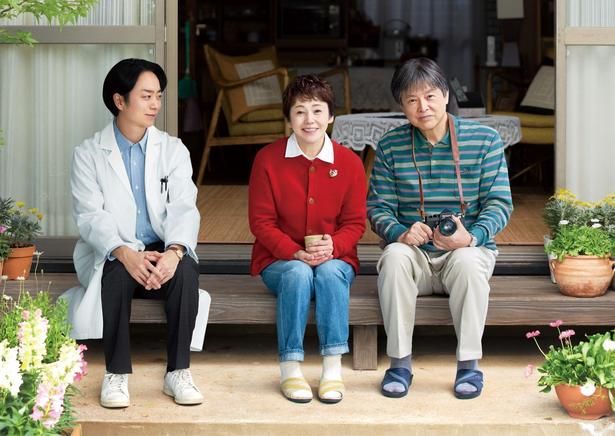 鳥飼夫婦(大竹しのぶ、三浦友和)と、二人を見守る認知症専門医・阿久津(櫻井翔)。原作小説の表紙をモチーフにしたファーストビジュアル