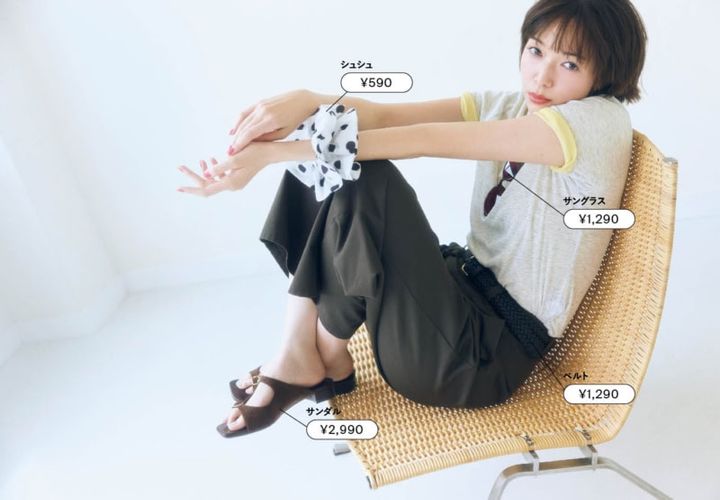ソフトシアークルーネックTシャツ 各￥990、チノタックバレルパンツ￥2,990、ベルト、シュシュ、サングラス、サンダル（すべてジーユー）
