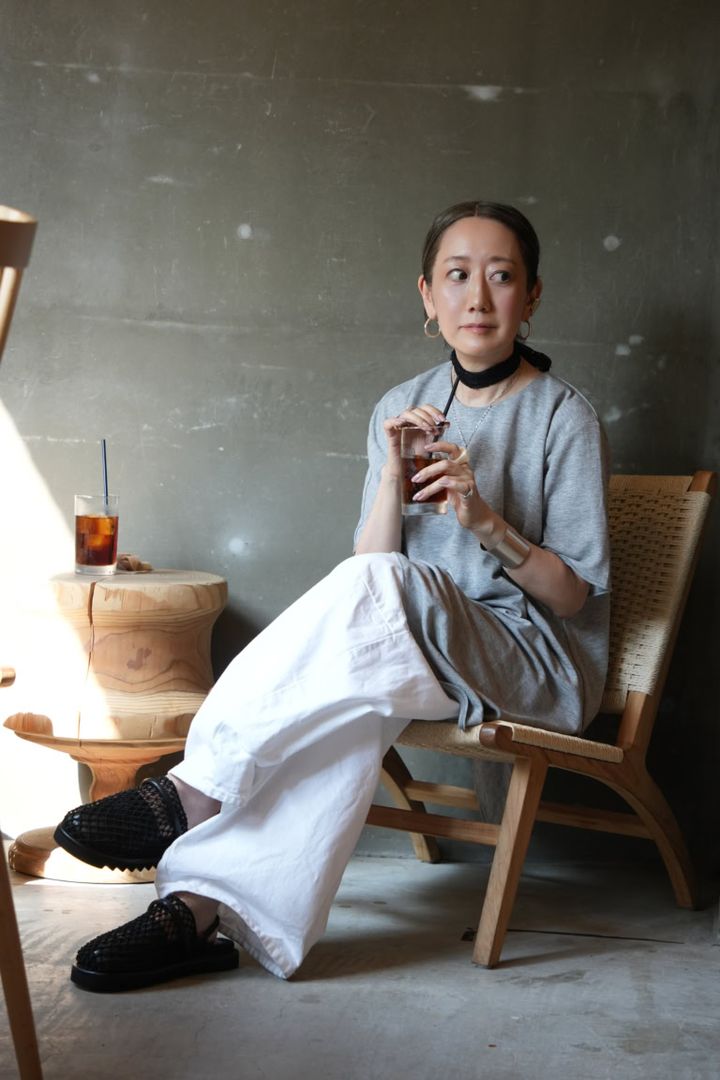 スカーフ：プランクプロジェクト、カットソー：プランクプロジェクト、デニム：ZARA、バッグ：リック オウエンス、サンダル：MANA
