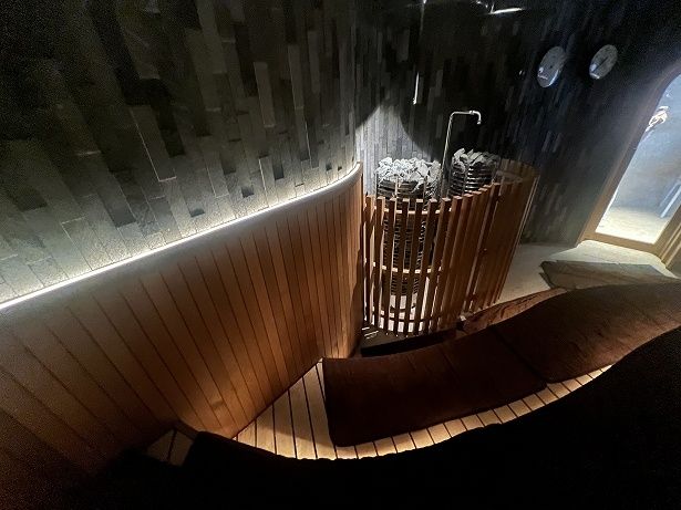 オートロウリュでサウナ室全体が蒸気に包まれる