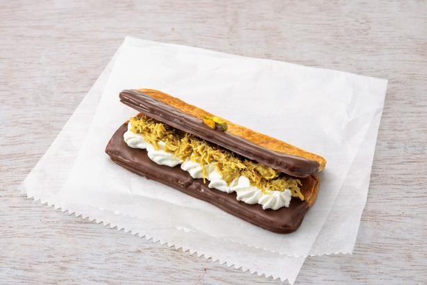 パイ生地にクリームとカダイフをたっぷり挟んだ「ドバイチョコサンド」