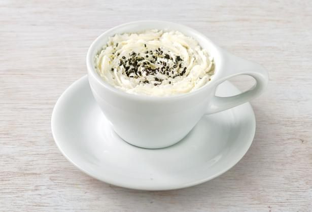 ふんわりクリームに黒ゴマを散らしたホットラテ