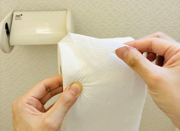 新品のトイペがビリビリ破れる問題、「指でスーッとするだけ」で嘘みたいに解決します！