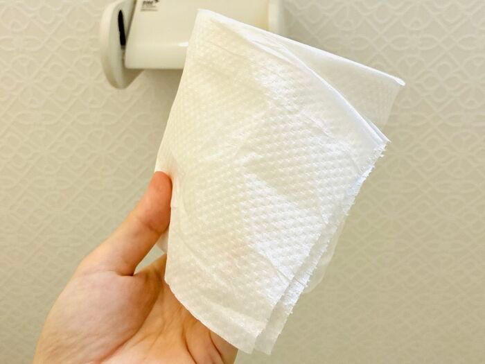 新品のトイペがビリビリ破れる問題、「指でスーッとするだけ」で嘘みたいに解決します！