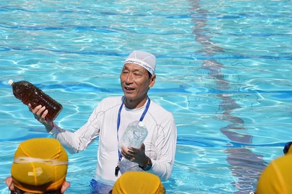 【滋賀県大津市】大阪経済大学が安全水泳教室を実施。元五輪代表教授が小学生に伝えた「大の字泳法」