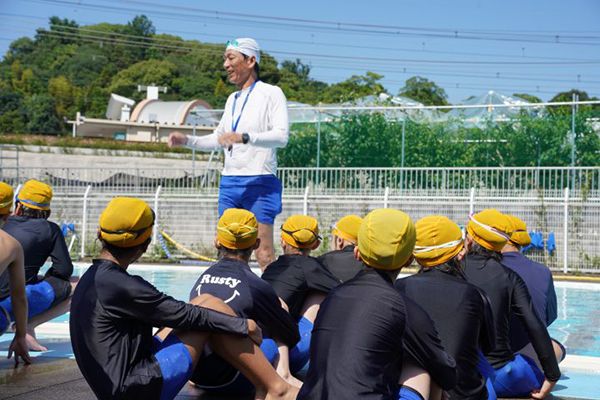 【滋賀県大津市】大阪経済大学が安全水泳教室を実施。元五輪代表教授が小学生に伝えた「大の字泳法」