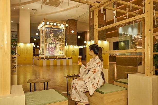 冷たいエビスビールを浴衣姿でいただけば、すてきな夏の思い出に