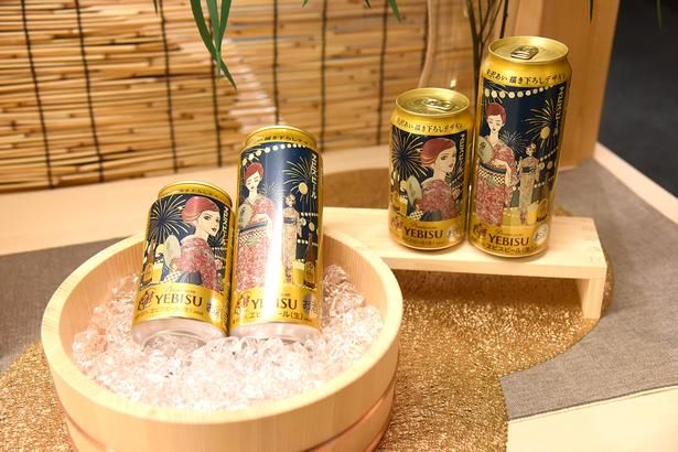 涼しげな雰囲気で展示された「ヱビスビール矢沢あい描き下ろしデザイン缶」 (C)矢沢漫画制作所／集英社 撮影：ソムタム田井