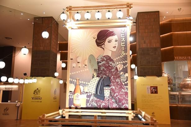 「ヱビスビール矢沢あい描き下ろしデザイン缶」用に描き下ろされた美人画作品を、やぐらの形で立体展示 (C)矢沢漫画制作所／集英社 撮影：ソムタム田井